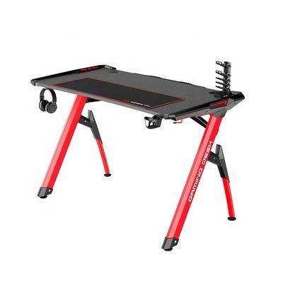 Setup per giocatori professionali, tavolo moderno e con accessori convenienti