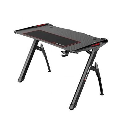 Setup per giocatori professionali, tavolo moderno e con accessori convenienti