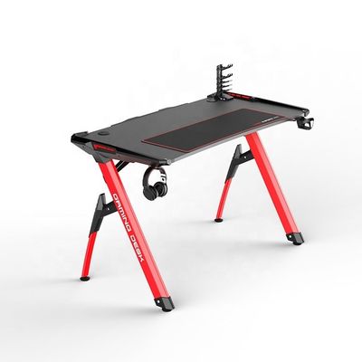 Setup per giocatori professionali, tavolo moderno e con accessori convenienti