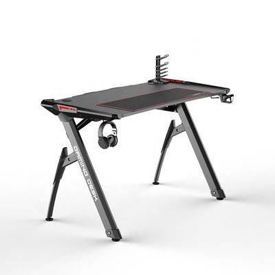 Setup per giocatori professionali, tavolo moderno e con accessori convenienti