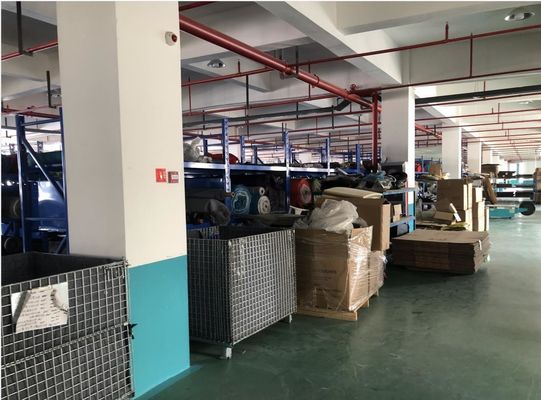 Tavolo da gioco in superficie in plastica a forma di Z con portacoppe e gancio per cuffie