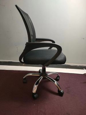 Sedia da ufficio a rete a schiena media regolabile per comfort e personalizzazione