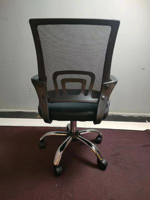 Sedia da ufficio a rete a schiena media regolabile per comfort e personalizzazione