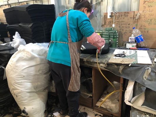 Sedia ergonomico con schiena a maglia e braccio regolabile in altezza