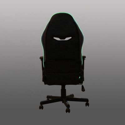 Migliora la tua configurazione di gioco con una sedia in stile Executive e un poggiapiedi in pelle sintetica