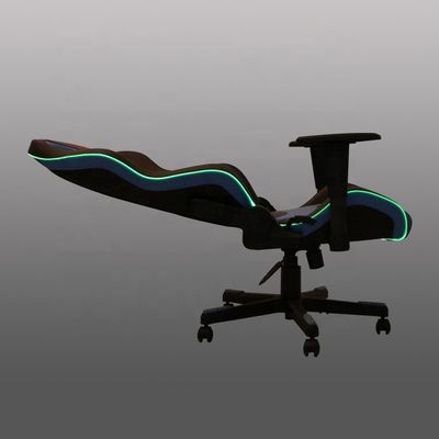 Migliora la tua configurazione di gioco con una sedia in stile Executive e un poggiapiedi in pelle sintetica