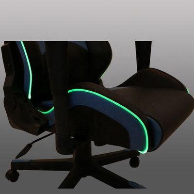 Migliora la tua configurazione di gioco con una sedia in stile Executive e un poggiapiedi in pelle sintetica