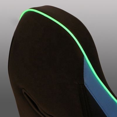 Migliora la tua configurazione di gioco con una sedia in stile Executive e un poggiapiedi in pelle sintetica
